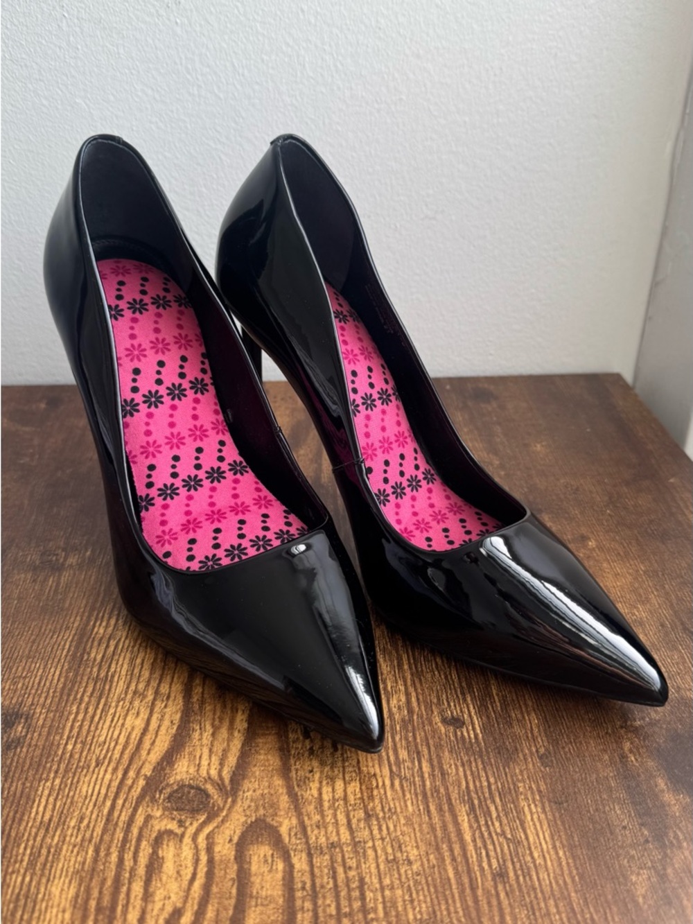 Steve Madden Black Patent Pointed-Toe Pumps with Pink Floral Insole for comfort